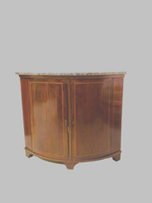 encoignure demi lune en placage d'acajou marqueté de filets clairs . XIX siècle.