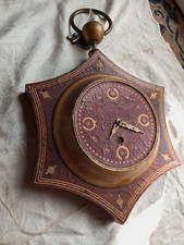 ancienne montre pendule Horloge murale décor en cuir empire Fonctionne.