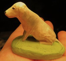 SANTON PROVENCAL ancien CHIEN de BERGER ASSIS signé CANUT R.Hauteur: 4,5 cm