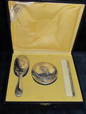 Coffret ensemble pour bébé brosse peigne pot onguent métal argenté panier fleurs