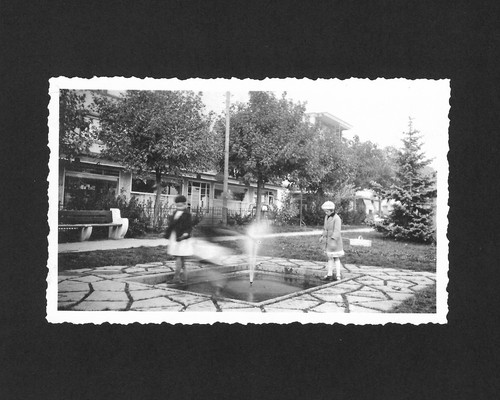 Deux enfants parc fontaine