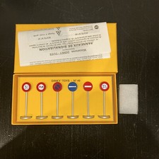 A9  BOÎTE DINKY TOYS