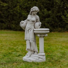 Femme à l'abreuvoir d'oiseau