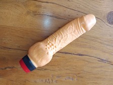 gode réaliste vibrant