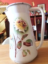 ancien grand broc de toilette, decor de rose en tole émaillée