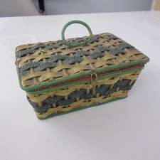 ancien coffret à couture idéal pour présenter : dinette, accessoires de poupée..