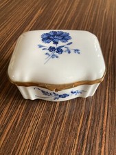 Petite boîte/bonbonnière blanche et bleue porcelaine décorée à la main Chantilly