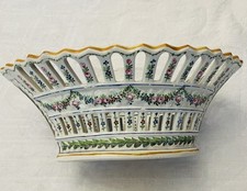 CORBEILLE AJOUREE RETICULE EN PORCELAINE DE SEVRES PEINT A LA MAIN