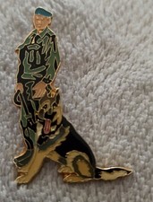 Pins chien Berger Allemand avec militaire