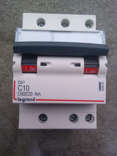 Disjoncteur tri poles c10 - 3,