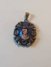 Ancien petit médaillon métal