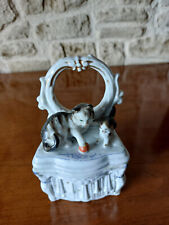 FAUTEUIL COFFRE PROBABLEMENT EN PORCELAINE SAXE AVEC CHATS S'AMUSANT