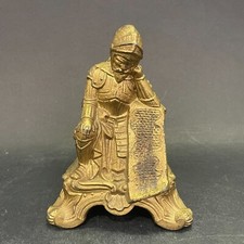 Pyrogène en régule doré à décor de chevalier avec porte allumettes et frottoir