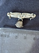 ancienne broche bébé avec un grelot