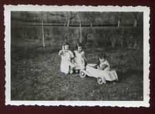 photo ancienne . enfant dans