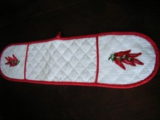 support d'accessoires pour cuisine ou couture tissu nid d'abeille brodé piment