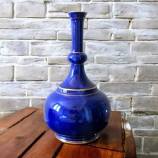Sèvres. Important vase bouteille en porcelaine fond bleu lapis, fin XIXe siècle