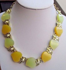 Rare bijou ancien collier réglable couleur or cabochon cœur jaune perles 2491