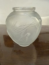 Vase ovoïde en verre satiné à décor moulé d'hirondelle. Sabino France.