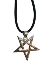 Pendentif pentagramme inversé