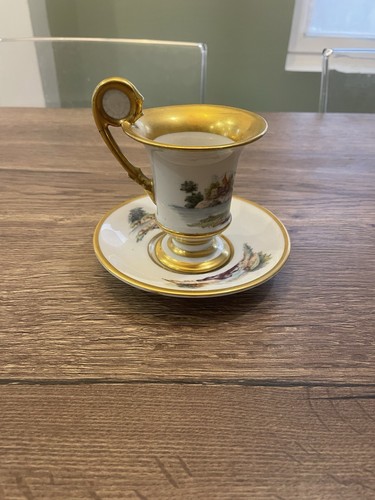 Ancienne tasse sous - ancienne,