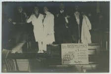 "Les rassemblements de 2 personnes de sexes différents sont interdits". Travesti