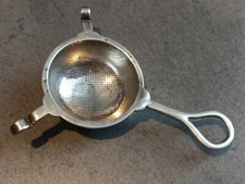 Passe-thé anglais En Métal Argenté. Poinçon EPNS.