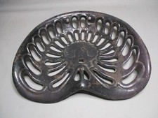 DV11303 ANCIEN SIEGE DE TRACTEUR OU MATERIEL AGRICOLE FONTE AJOUREE 41 x 32,5 CM