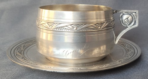 Ancienne tasse sous - et, sous-tasse