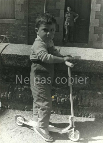 Enfant avec trottinette - enfant, vers