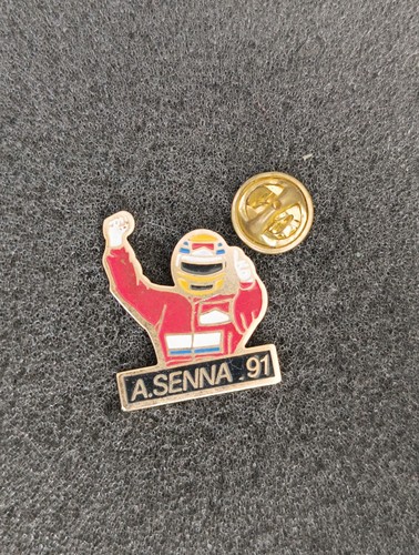 Pin pilote casque automobile - pin's,