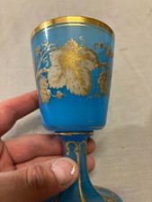 Verre en opaline bleu à