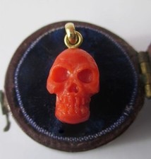 Rare pendentif breloque ancien Crâne Tête de mort Corail Or massif 18 carats