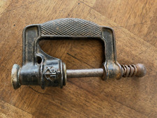 ANCIENNE BOUCHONNEUSE EN