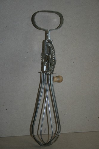 Batteur main ancien - à,