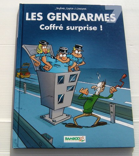 Les gendarmes coffré - .,