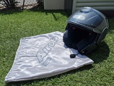 Casque de moto modulable de couleur grise et de marque AIROH