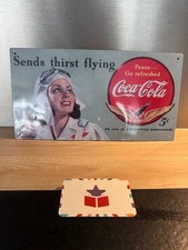 Plaque Métal Publicitaire Coca-Cola – Pin-Up Aviatrice – 30 x 16 cm –Made in USA