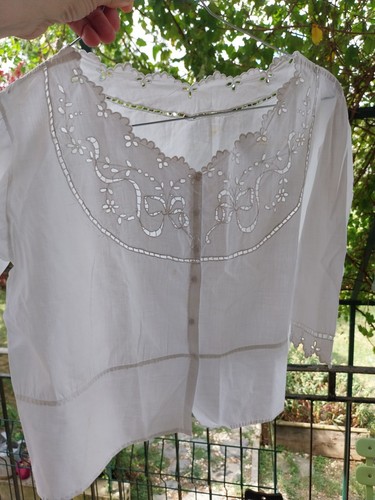 Charmant haut ancien brodé