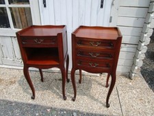 FAUSSE PAIRE DE CHEVETS EPOQUE 1970/90 DE STYLE LOUIS XV EN MERISIER