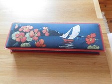 boite ancienne recouverte de