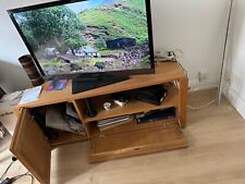 Un meuble de télévision de la marque Habitat. Il est en chêne 