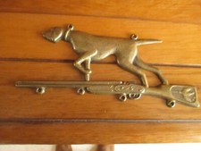 ancien ornement chien  de chasse et fusil en laiton ( 18 cm / 9 cm )