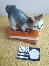 Vintage figurine statuette chat poser sur 2 livres en porcelaine 95 mm x 81 mm