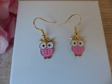 Boucles d'Oreilles Chouette Hibou Rose Fait Main Métal Doré - Bijoux des Lys
