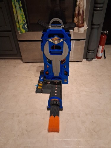 Hot wheels mega - hot, garage