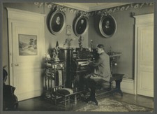 Organiste dans un intérieur cossu. Orgue. Numa à Vesoul, circa 1910.