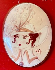 Broche art déco femme au chapeau - Résine Sérigraphiée  signée CA Vintage - 30's