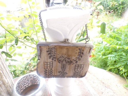 Ancienne minaudière brodée