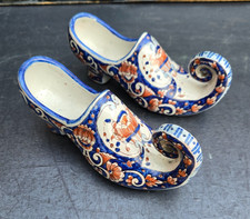 PAIRE DE GRANDS SABOTS FAIENCE